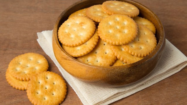 ritz crackers in bowl on cloth napkin