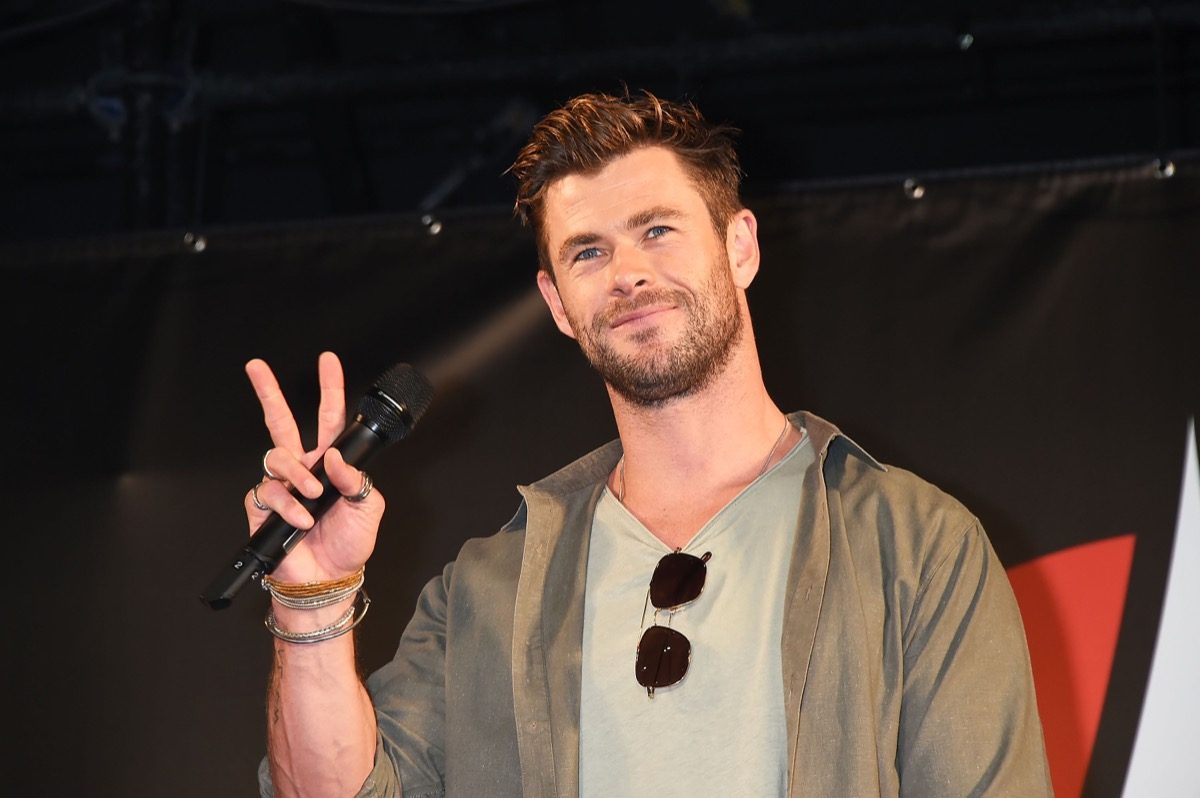 chris hemsworth giving peace sign on red carpet