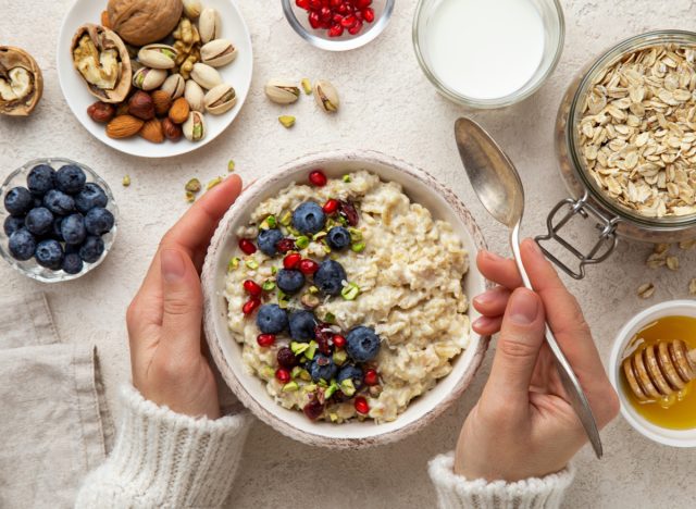 oatmeal with berries and nuts