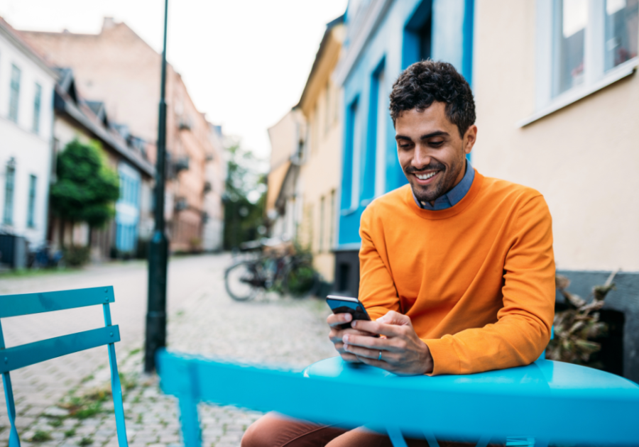 young man texting while waiting how to not be a dry texter