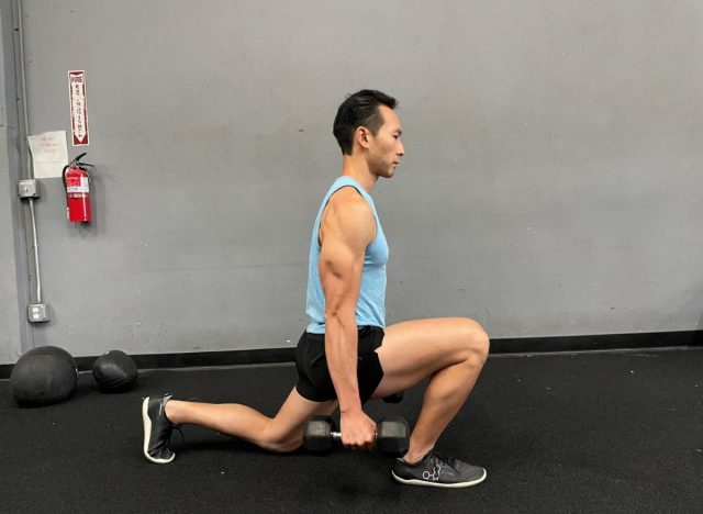 dumbbell walking lunges