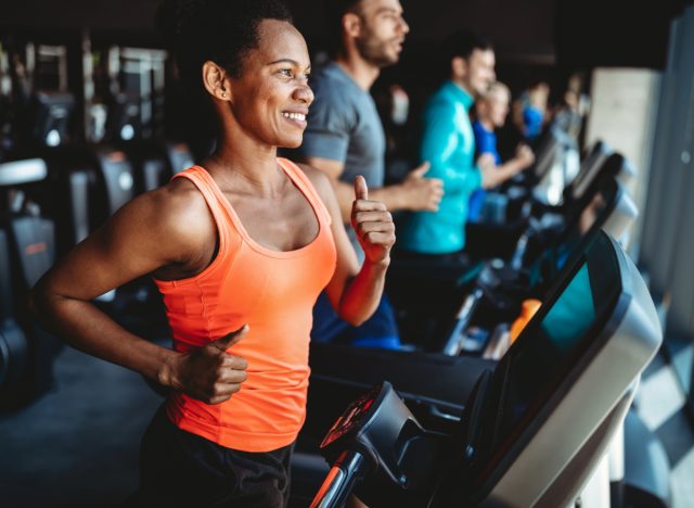 fit woman doing 30-day treadmill workout for belly fat at the gym