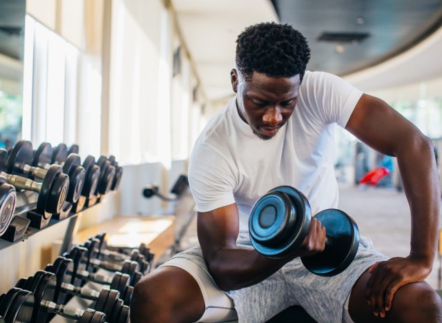 man performing bicep curls