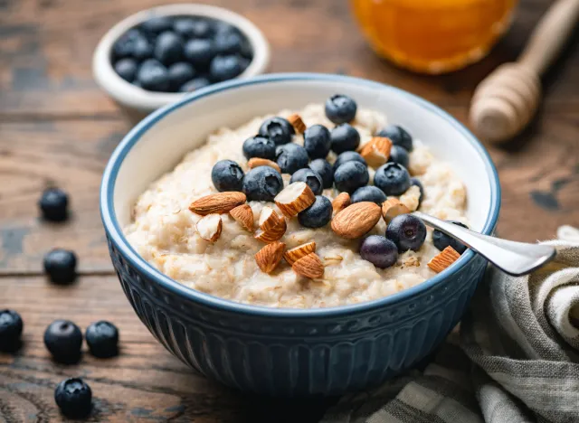 oats with berries, concept of how many calories for breakfast to lose weight