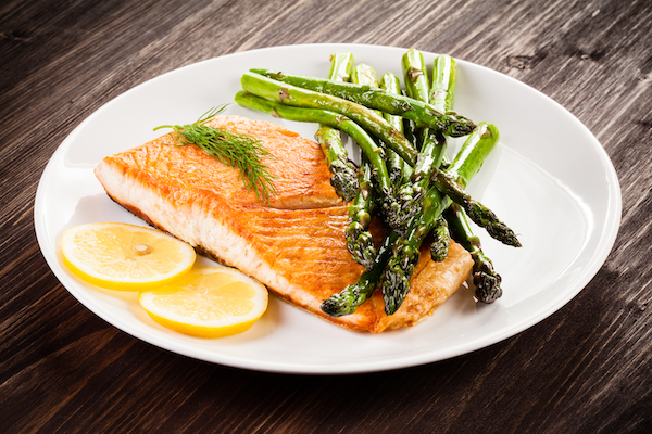 Plate of Salmon and Asparagus | Food that lowers blood sugar