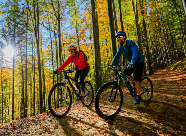 active couple demonstrating the cycling habits that slow aging